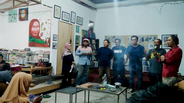 Edi Sutardi tengah memberi sambutan bersama Hajriansyah, Reja Fahlevi, Arif RH dan Novyandi Saputra di Kampung Buku Banjarmasin, pada Sabtu (16/7/2022) malam. (Foto: Rahim Arza/Republiknews.co.id)