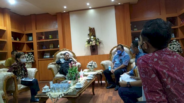 Jajaran pejabat PLN UPP Sulteng saat melakukan audiensi bersama Wakil Gubernur Sulawesi Tengah Ma&rsquo;mun Amir, di ruang kerjanya, Senin (18/07/2022). (Dok. PLN UIP Sulawesi)