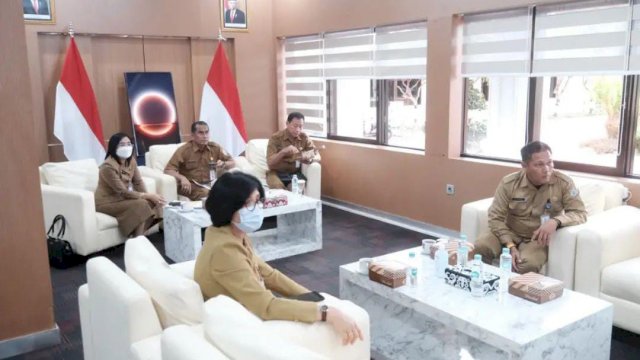 Penjabat (Pj) Sekretaris Daerah (Sekda) Balikpapan H Muhaimin, mengikuti Rapat Hari Olahraga Nasional (Haornas) bersama Kementerian Pemuda dan Olahraga Republik Indonesia, secara virtual di Ruang VIP Kantor Walikota Balikpapan. (Istimewa) 