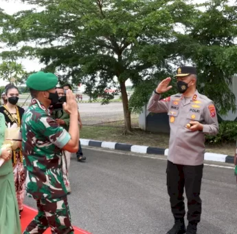Kapolda Kaltim Sambut Kedatangan Pangdam VI/Mulawarman
