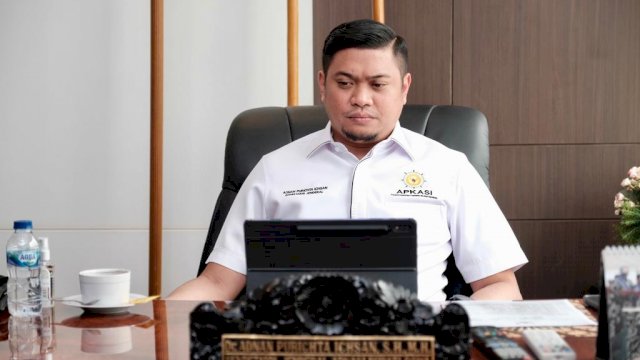 Bupati Gowa Adnan Purichta Ichsan saat memberikan pandangan terkait rencana pembentukan PD Parkir oleh DPRD Kabupaten Gowa secara virtual. (Dok. Humas Gowa)
