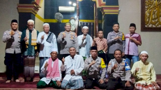 Kapolsek Kalideres AKP Syafri Wasdar gencarkan Subuh keliling pererat hubungan komunikasi dengan Warga. (Istimewa)