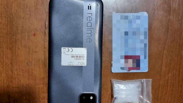 Barang Bukti Sabu, Handphone dan Kartu Identitras yang Berhasil Diamankan Ditresnarkoba Polda Kaltim. (Foto: Dok Humas Polda Kaltim)