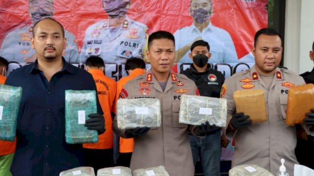 Kapolres Tangerang Selatan, AKBP Sarly Sollu Memperlihatkan Barang Bukti Ganja 39 kg dan Hadirkan 4 Tersangka Saat Press Confrence. (Istimewa)