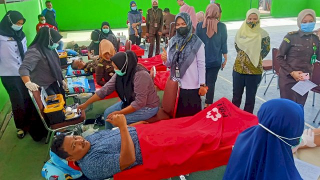 Kejari Soppeng gelar donor darah jelang Hari Bhakti Adhyaksa ke-62 di Lingkungan Kejaksaan Negeri Watansoppeng. (Istimewa)