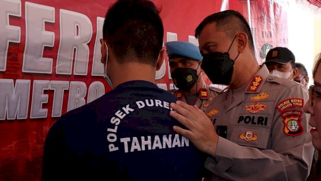 kapolres Metro Jakarta Timur Kombes Pol Budi Sartono, berbincang dengan (INA) Pelaku Pembunuhan di Dalam Kamar Kost, Saat Gelar Press Confrence. (Istimewa)