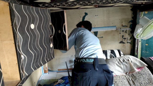  Petugas Lapas Narkotika Samarinda saat melakukan razia di kamar hunian Narapidana.(Istimewa)