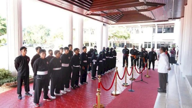 Pj. Sekda Kota Balikpapan, Muhaimin resmi melepas 22 Atlet Pencak Silat Kota Balikpapan siap bertanding di Kejuaraan Daerah (Kejurda) Provinsi Kalimantan Timur. (Foto: Humas dan Protokol Pemkot Balikpapan)