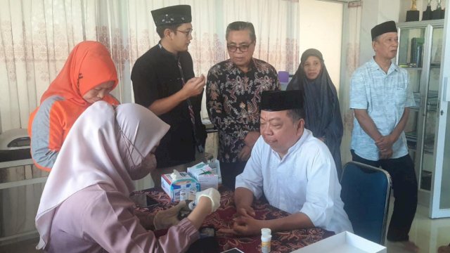 Warga terlihat antusias melakukan pemeriksaan kesehatan di Klinik Serambi Sehat Masjid yang berlokasi di Masjid Darul Muttaqin, Minasa Upa, Kota Makassar, Jumat (22/07/2022). (Dok. Istimewa)