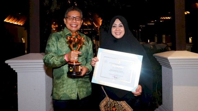 Wali Kota Parepare, Taufan Pawe bersama istrinya, Erna Rasyid Taufan memegang piagam penghargaan Kota Layak Anak Kategori Nindya. (Istimiewa)