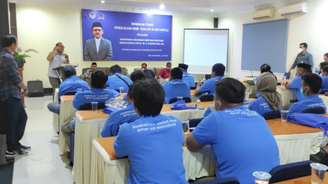 Anggota DPR RI Dr. H Suhardi Duka, Saat Membuka Bimtek Pengelolaan HHBK pada KTH (Kelompok Tani Hutan) di KPH (Kesatuan Pengelolaan Hutan) Mapilli kerjasama Kementerian LHK.(Foto: Istimewa).