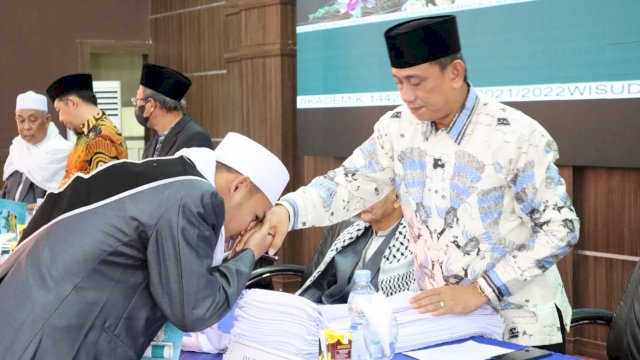 Bupati Wajo Amran Mahmud Saat Menghadiri Wisuda Ma'had Aly As'adiyah, Sengkang, Kabupaten Wajo.(Foto:Istimewa)