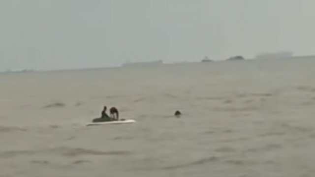 Detik-detik Penyelamatan Ibu dan Anak di Balikpapan Terseret Ombak (Foto: Istimewa)