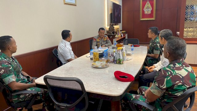 Kapolda Banten Irjen pol Rudy Heriyanto Berbincang Dengan Jajaran Group 1 Kopassus (Foto: Istimewa)