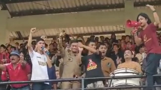 Penonton Pertandingan Persahabatan antara Persigowa dan PSM Makassar di Stadion Kalegowa, Jalan Poros Pallangga, Rabu (25/7). (Foto: Chaerani )