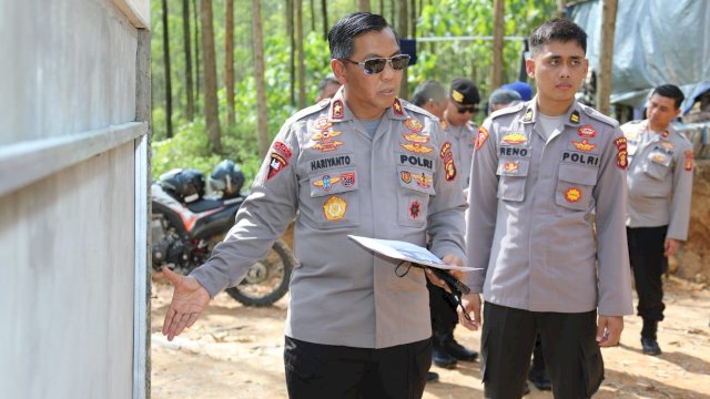Wakapolda Kaltim Brigjen Pol Hariyanto Saat Meninjau Pelaksanaan Pembangunan Pos PAM di Areal IKN.(Foto: Istimewa)
