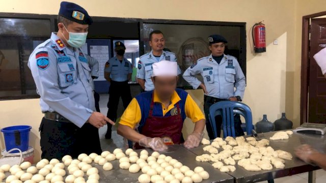 Warga Binaan Lapas Narkotika Kelas IIA Samarinda Saat Memproduksi Roti Kayan (Foto: Istimewa)