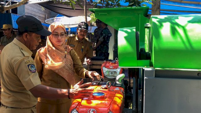 Bupati Luwu Utara Indah Putri Indriani, menyerahkan bantuan Alsintan Pascapanen dan Benih Jagung kepada Kelompok Tani di Desa Polejiwa Kecamatan Malangke Barat, Senin (25/07/2022). (Istimewa)