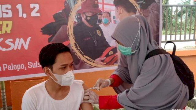 Salah satu warga Kota Palopo saat melakukan vaksinasi di Puskesmas Wara Selatan yang dilaksanakan BINDA Sulsel bekerjasama puskemas setempat, Rabu (27/7). (Dok. BINDA Sulsel)