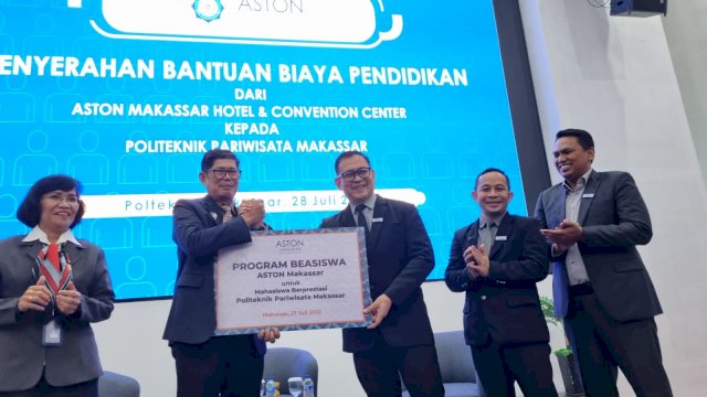 General Manager Joko Budi Jaya (kanan) saat memberikan beasiswa pendidikan kepada mahasiswa Poltekpar Makassar secara simbolik yang diterima Direktur Poltekpar Makassar Muhammad Arifin di Kampus Poltekpar Makassar, Rabu, (27/7). (Dok. Aston Hotel Makassar)