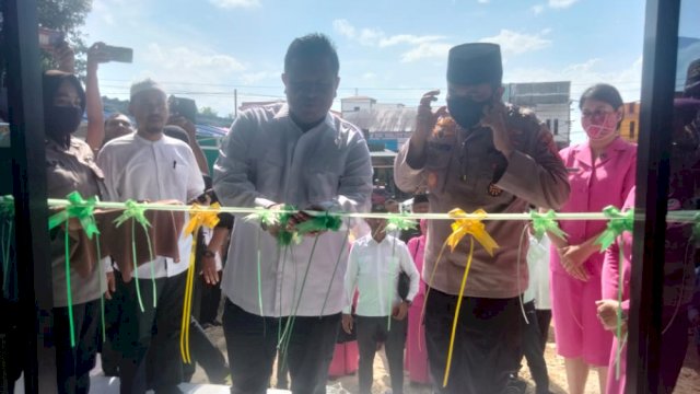 Bupati Muna LM Rusman Emba bersama Kapolres Muna AKBP Mulkafin Pada Meresmikan Masjid Al Hikmah Bhayangkara Polsek Katobu dengan pengguntingan pita : (Foto/Rustam/Republiknews.co.id)