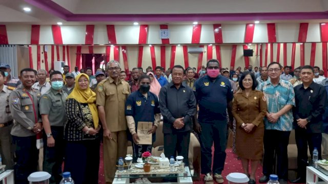 Kementerian Pertanian RI melalui Dirjen Peternakan dan Kesehatan Hewan menggandeng Komisi IV DPR RI memberikan pembekalan cara pencegahan penyakit mulut dan kuku (PMK) hewan ternak kepada peternak di Merauke melalui bimbingan teknis (Bimtek) di Hotel Halogen Merauke.(Foto: Hendrik)