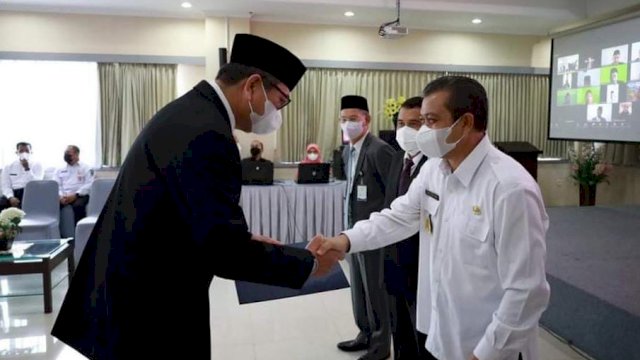 Wakil Gubernur Kaltim H Hadi Mulyadi saat memimpin Upacara Pelantikkan dan Pengambilan Sumpah dan Penyerahan Keputusan Pengangkatan Guru sebagai Kepala Sekolah di Lingkungan Pemerintah Provinsi Kaltim (Foto : Adi Suseno)