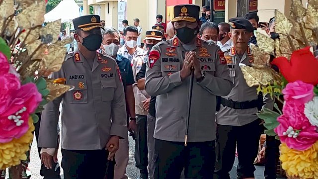 Ket : Kapolres Parepare Andiko Wicaksono (kiri) menjamu kedatangan Kapolda Sulsel, Irjen Pol. Nana Sudjana (kanan) di Polres Parepare (Mulyadi/Republiknews.co.id)