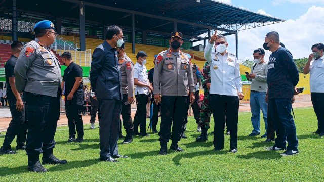 Wali Kota Parepare, Taufan Pawe saat memaparkan kesiapan Stadion GBH jelang laga PSM vs Bali United kepada Kapolda Sulsel Irjen Pol. Nana Sudjana (Mulyadi Ma'ruf/Republiknews.co.id)