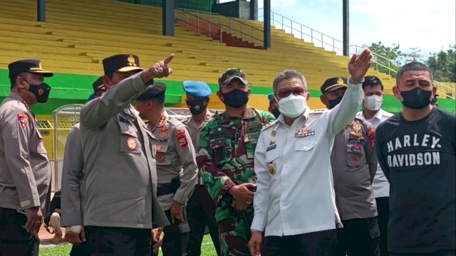 Wali Kota Parepare, Taufan Pawe mendampingi Kapolda Sulsel saat mengecek kesiapan Stadion Gelora BJ Habibie jelang laga PSM Makassar vs Bali United. (Foto: Mulyadi Ma'ruf/Republiknews.co.id)