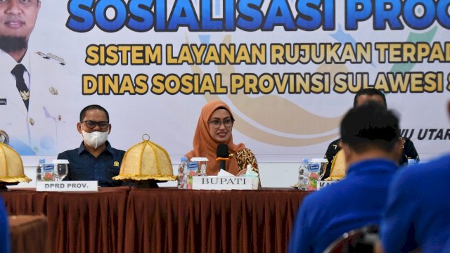 Bupati Luwu Utara Hj. Indah Putri Indriani Saat Membuka Sosialisasi Program Sistem Layanan Rujukan Terpadu di Hotel Elegant. Kamis (28/7/2022)