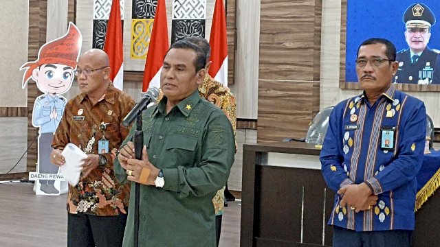 Kepala Divisi Pemasyarakatan Kemenkumham Sulsel Suprapto, dalam prescon di Aula Kantor Kanwil Kemenkumham Sulsel, Kamis (28/07). (Chaerani/Republiknews.co.id)