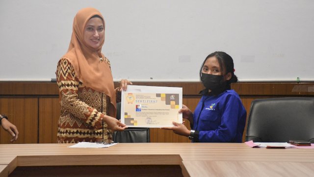 Bupati Luwu Utara, Indah Putri Indriani Salurkan Bantuan Bagi 18 Penerima Manfaat Usai Menyelesaikan program Asistensi Rehabilitasi Sosial di Makassar (Foto: Istimewa)