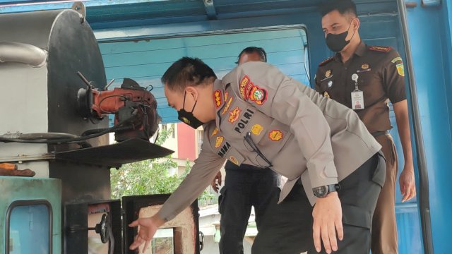 Kapolres Metro JakBar Kombes Pol Pasma Royce Secara Simbolis Musnahkan Barang Bukti Narkoba (Foto: Istimewa)