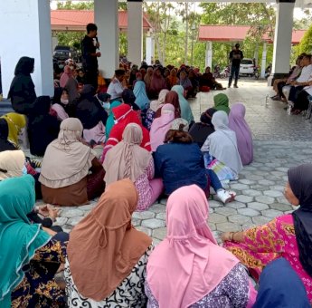 Ratusan Ibu-ibu Tenaga Honorer Serta Sara Masjid Gelar Doa Tolak Bala Bersama di Kantor DPRD Wakatobi