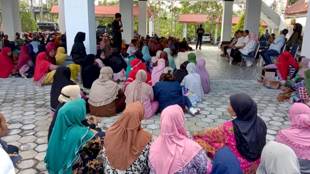 Suasana Aksi Doa Tolak Bala Ratusan Ibu-ibu Honorer dan Perwakilan Sara Masjid di Kantor DPRD Wakatobi. (Foto Istimewa)