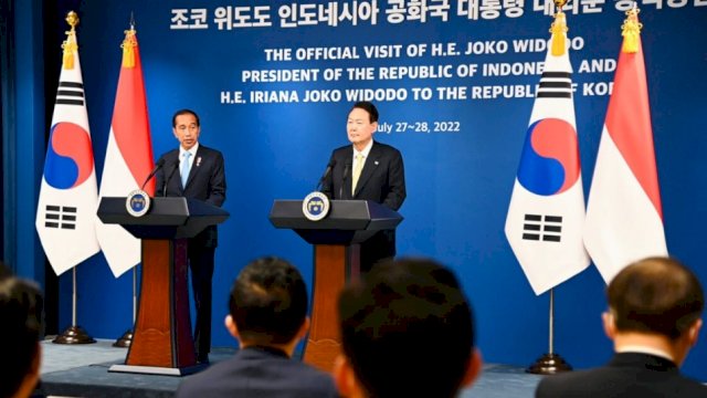Presiden Joko Widodo dan Presiden Yoon Suk-yeol Berikan Keterangan Usai Melakukan Pertemuan Bilateral di Kantor Kepresidenan Yongsan, Seoul, 28 Juli 2022. (Foto: Istimewa)