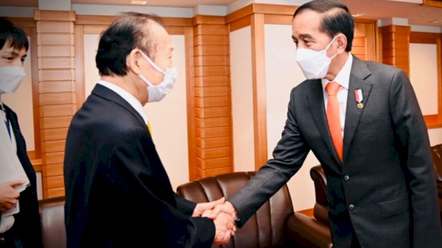 Presiden Joko Widodo menerima kunjungan kehormatan Ketua Japan-Indonesia Parliamentary Friendship League Nikai Toshihiro di Salon Room, Imperial Hotel, Tokyo, Jepang, pada Rabu, 27 Juli 2022. (Foto:Istimewa)