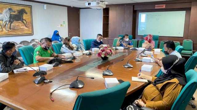 Kepala Bagian (Kabag) Perencanaan dan Kepegawain Biro Administrasi Pimpinan Setdaprov Kaltim Inni Indarpuri Memimpin Rapat Kesiapan HUT Ke 77 Kemerdekaan RI. (Foto: Istimewa)