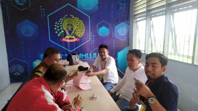 Didampingi Kedua Pengacaranya, Wakil Ketua DPRD Mamuju Andi Dodi Hermawan (Baju Putih Tengah), Tersangka Tindak Pidana Korupsi Pengalihan Hak pada Hutan Negara dengan Fungsi Lindung di Desa Tadui Kabupaten Mamuju Saat dilimpahkan ke Pengadilan Tipikor Mamuju.(Foto: Istimewa)