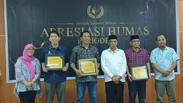 Ketua Bawaslu Sulsel H.L Arumahi didampingi beberapa pimpinan Bawaslu Kabupaten Kota usai menerima Penghargaan. (Foto: Istimewa)