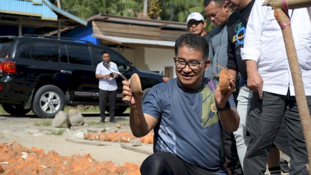 Pj Gubernur Sulbar Akmal Malik Saat Berada di lokasi pembakaran arang tempurung di Desa Katumbangan Kecamatan Campalagian. (Istimewa)