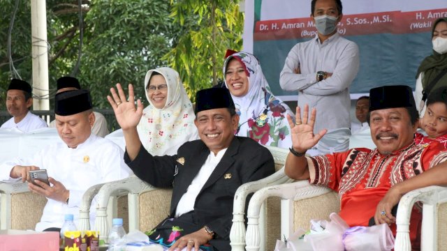 Bupati Wajo Amran Mahmud Saat Melepas Peserta Pawai Hijratul Rasul Lapangan Merdeka Sengkang.(Istimewa)
