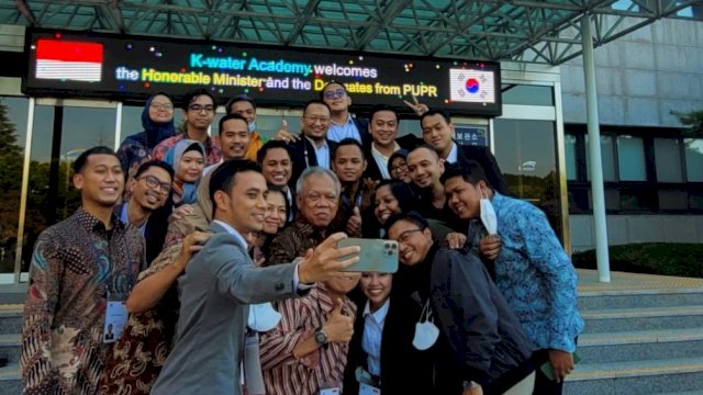 Foto Bersama Menteri Basuki Hadimuljono Bersama Pegawai Pekerjaan Umum dan Perumahan Rakyat (PUPR) di Korea Selatan (Istimewa)