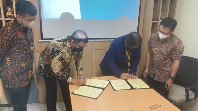 Kepala Dinas Pendidikan Kabupaten Gowa Taufiq Mursad (kiri) bersama perwakilan Universitas Indonesia melakukan penandatangan kerjasama terkait dukungan pada program Investasi SDM Seperempat Abad, kemarin. (Dok. Humas Gowa)
