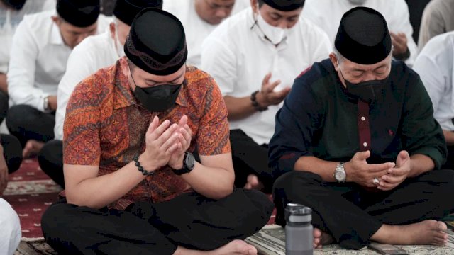 Bupati Gowa Adnan Purictha Ichsan bersama Wakil Bupati Gowa Abd. Rauf Malaganni saat melakukan doa dan dzikir bersama dalam memperingati Tahun Baru Islam 1444 Hijriah, di Masjid Agung Syekh Yusuf, Sabtu (30/7). (Dok. Humas Gowa)