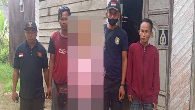 Korban yang Diduga Mengalami Kasus Pemerkosaan Saat Melapor Kepada RT (Foto Tengah Diblurkan)