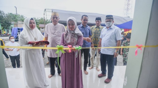 Bupati Luwu Utara Indah Putri Indriani, meresmikan Masjid Baitul Taqwa di Dusun Katonantana Desa Arusu, Malangke Barat. (Istimewa)