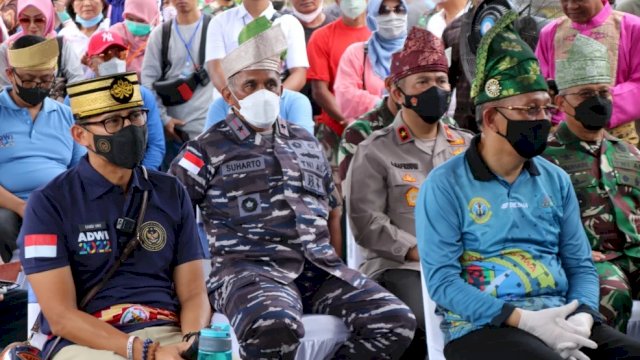 Menteri Pariwisata dan Ekonomi Kreatif Sandiaga Salahudin Uno, dalam kunjungan kerjanya di Kawasan Wisata Kampung Budaya Benua Melayu. (Istimewa)