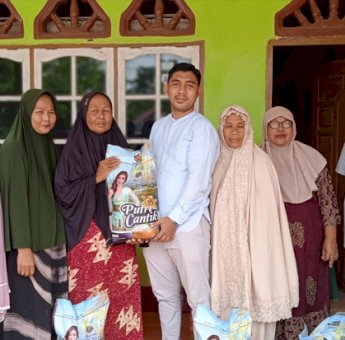 Berkah Ramadan, Anggota DPRD Palopo Ini Bagi Beras Gratis ke Warga Kurang Mampu